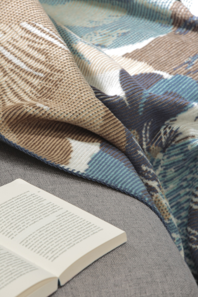 Preview: Biederlack Wohn- und Kuscheldecke 'Winter Flora' 150 x 200 cm Blau