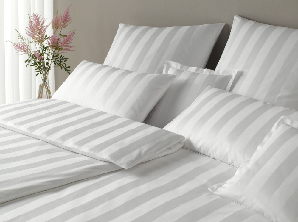 Preview: elegante Mako-Satin Bettwäsche 'Noblesse' 135 x 200 cm Weiß