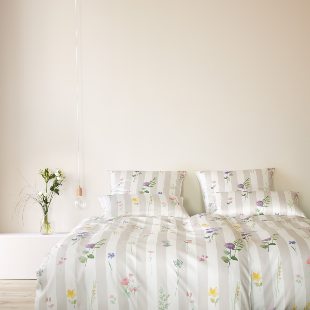 Preview: elegante Mako-Satin Bettwäsche 'Flowerstripe' 135 x 200 cm Natur