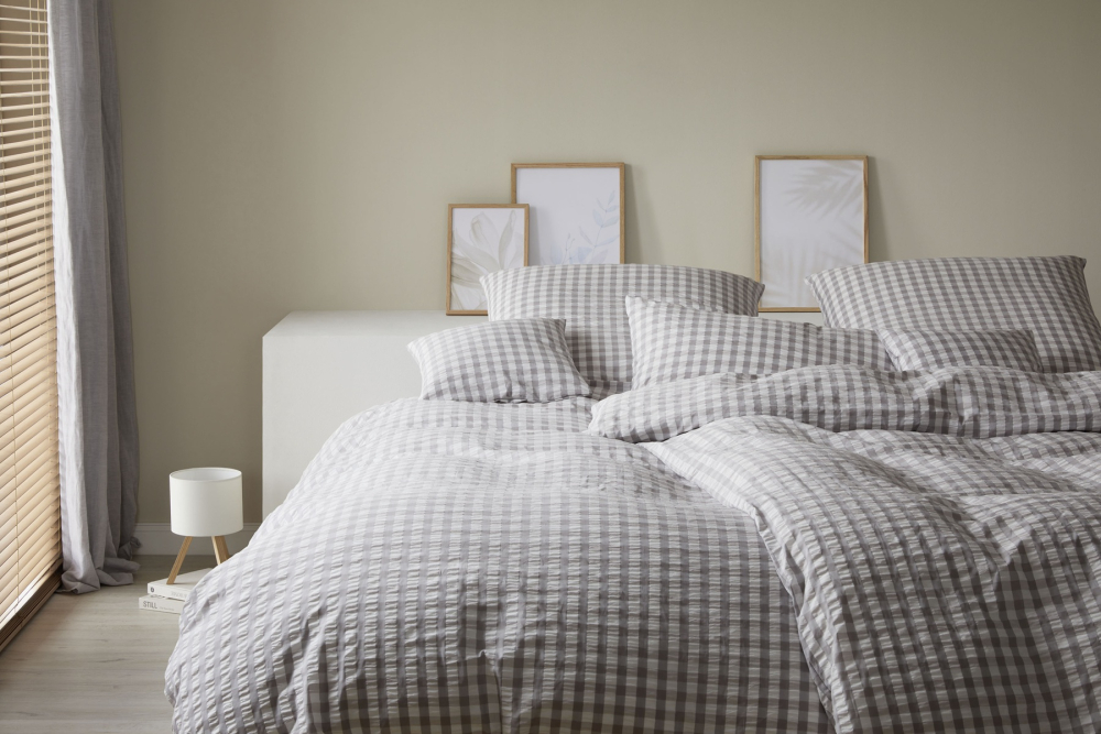 Preview: elegante Seersucker Bettwäsche 'Lilly' 135 x 200 cm Graphit - Hellgrau