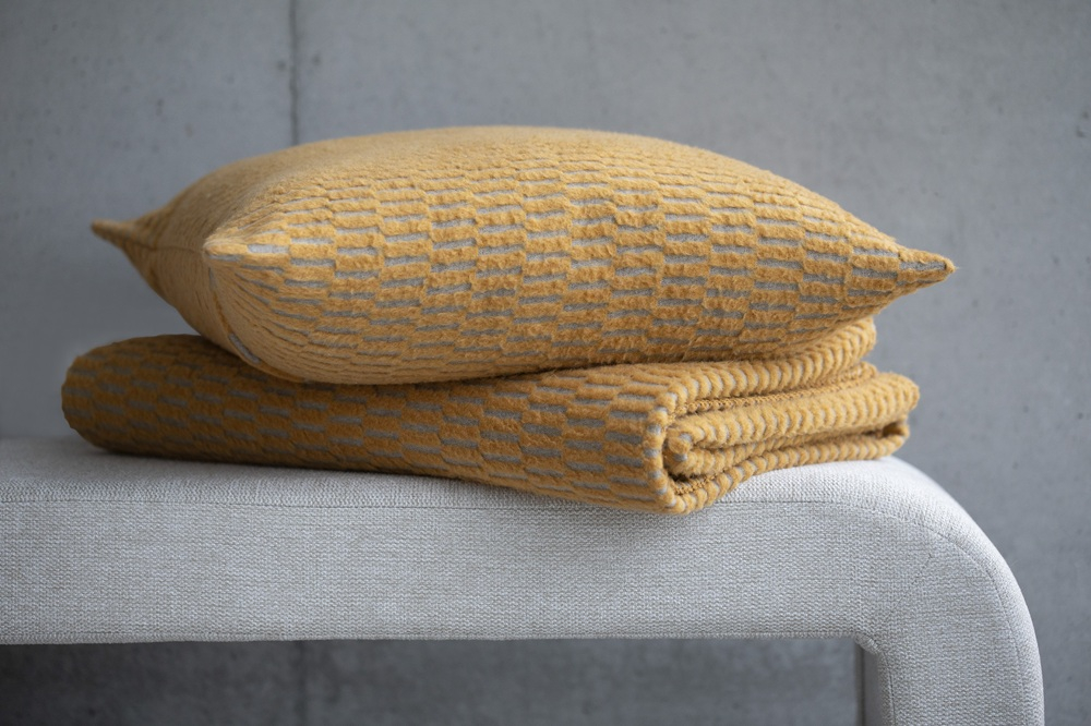 Preview: David Fussenegger Wohndecke Plaid Carla 'Grid' 135 x 200 cm Gold