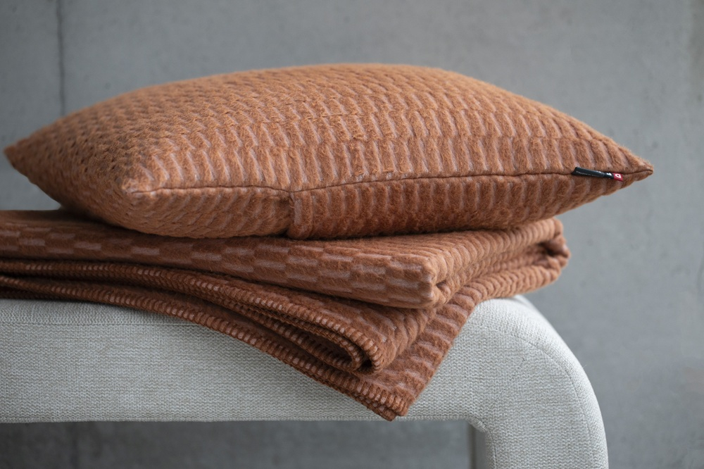 Preview: David Fussenegger Wohndecke Plaid Carla 'Grid' 135 x 200 cm Kupfer