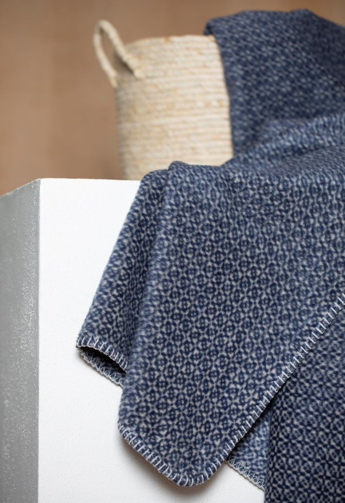 Preview: David Fussenegger Wohndecke Bamboo 'Faux Uni' 150 x 200 cm Marine- Blau