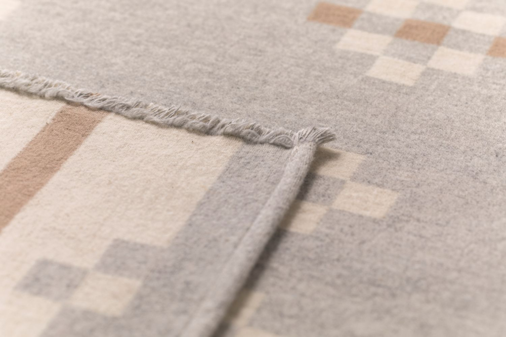 Preview: David Fussenegger Wohndecke Amber 'Quilt' 140 x 200 cm Filz - Hellgrau