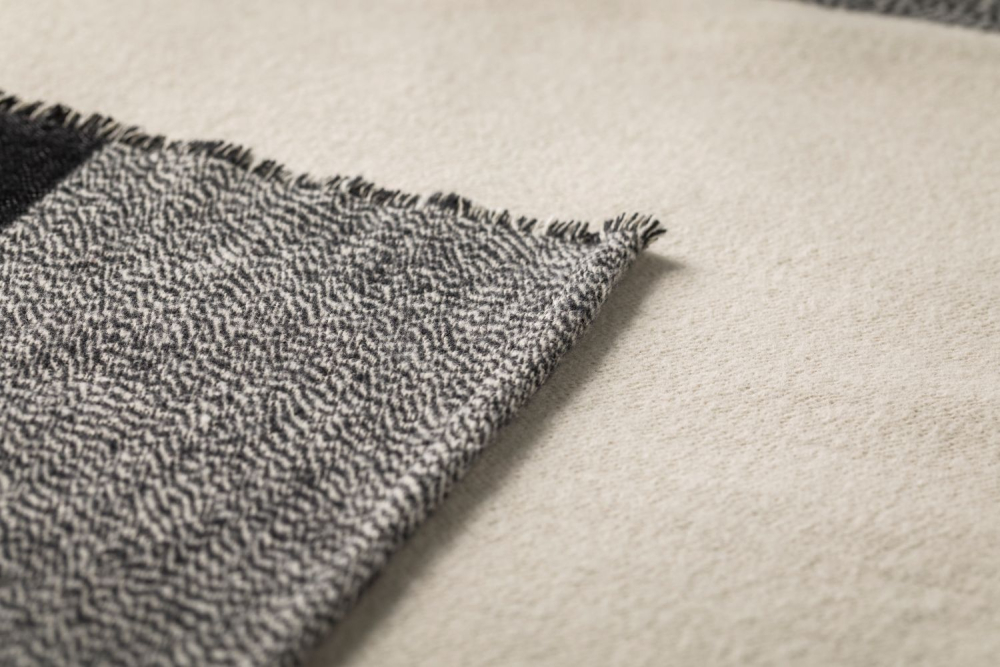 Preview: David Fussenegger Wohndecke Bett Divan Überwurf Nova 'colorblock' 145 x 220 cm Schwarz