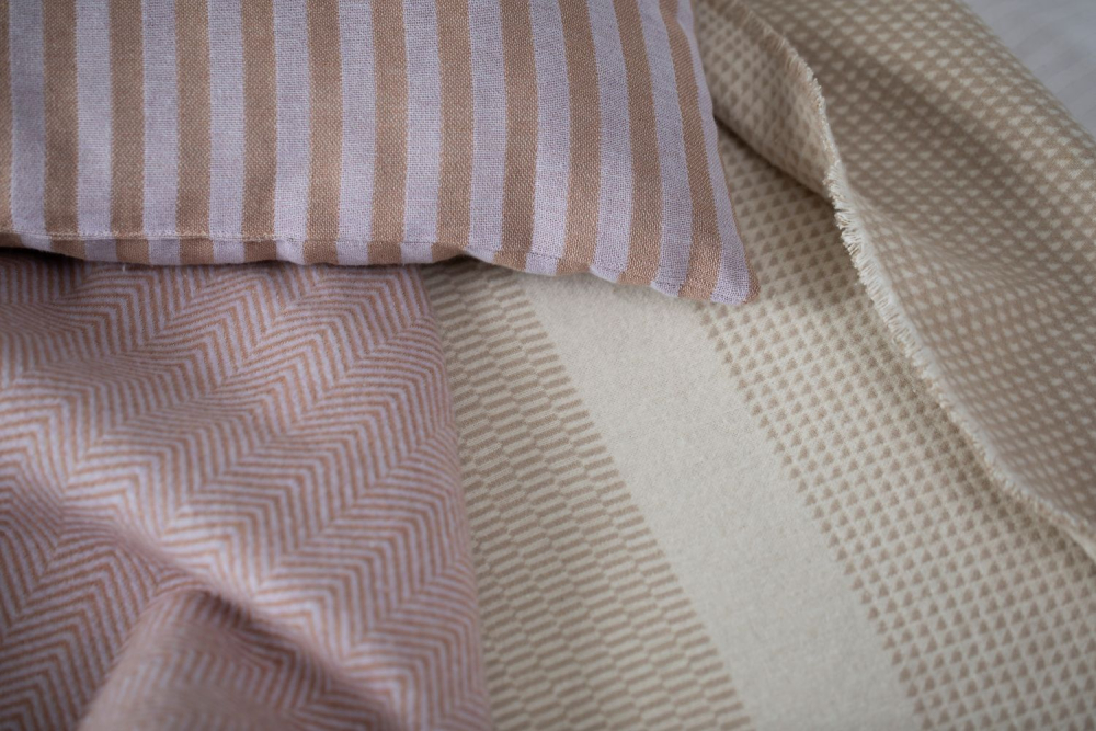 Preview: David Fussenegger Überwurf Wohndecke Luca 'Fischgrät' 220 x 240 cm Hellviola