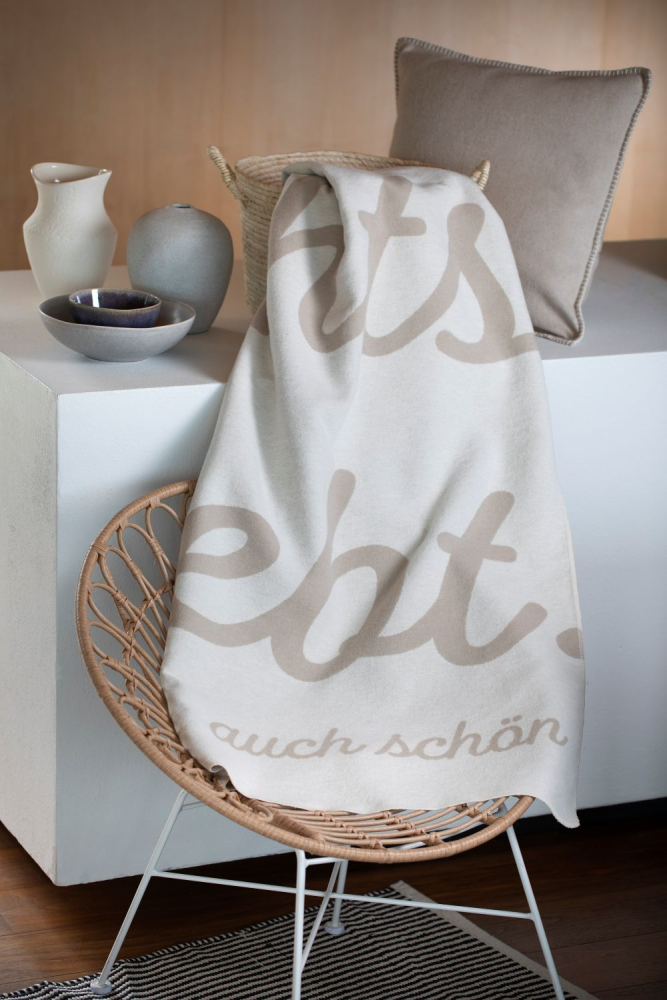 Preview: David Fussenegger Wohndecke Silvretta 'heute nichts erlebt...' 140 x 200 cm Rohweiß