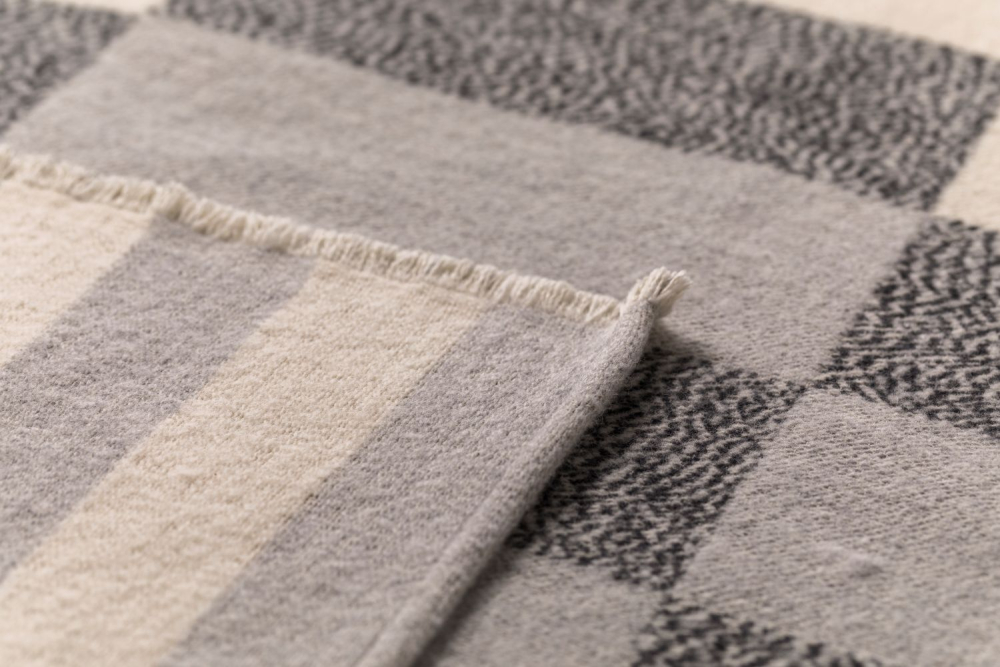 Preview: David Fussenegger Wohndecke Bett Divan Überwurf Nova 'Pixel' 145 x 220 cm Filz