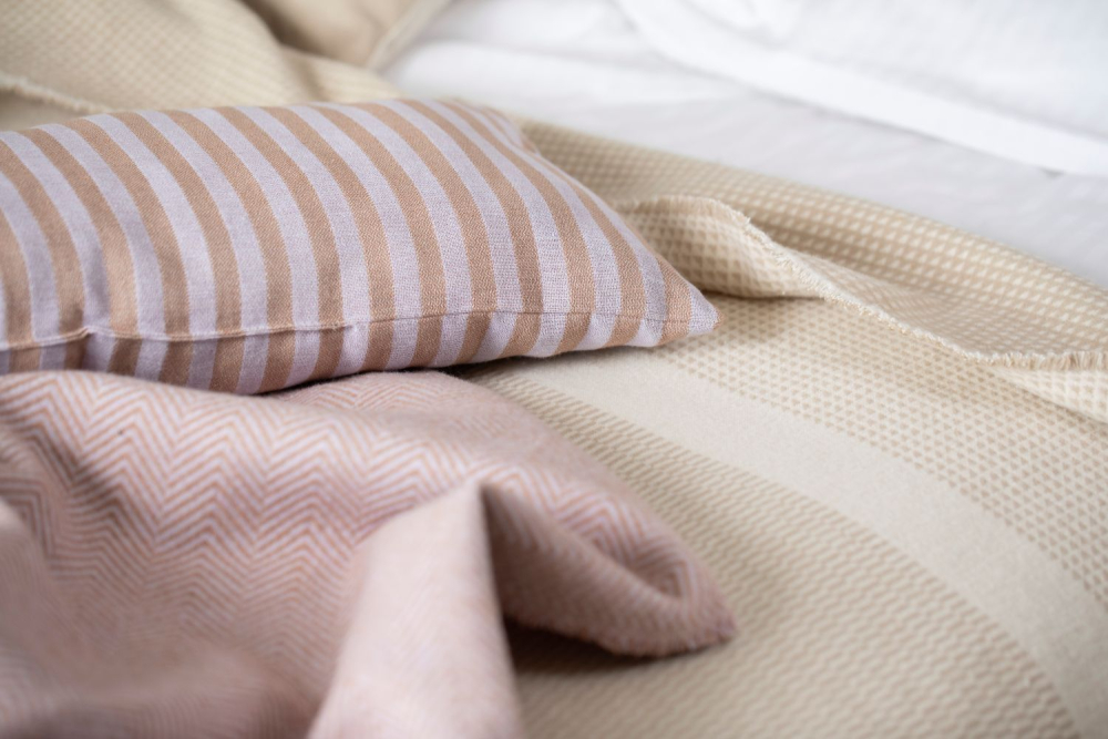 Preview: David Fussenegger Kissen gefüllt Havanna 'Streifen' 26 x 60 cm Hellviola