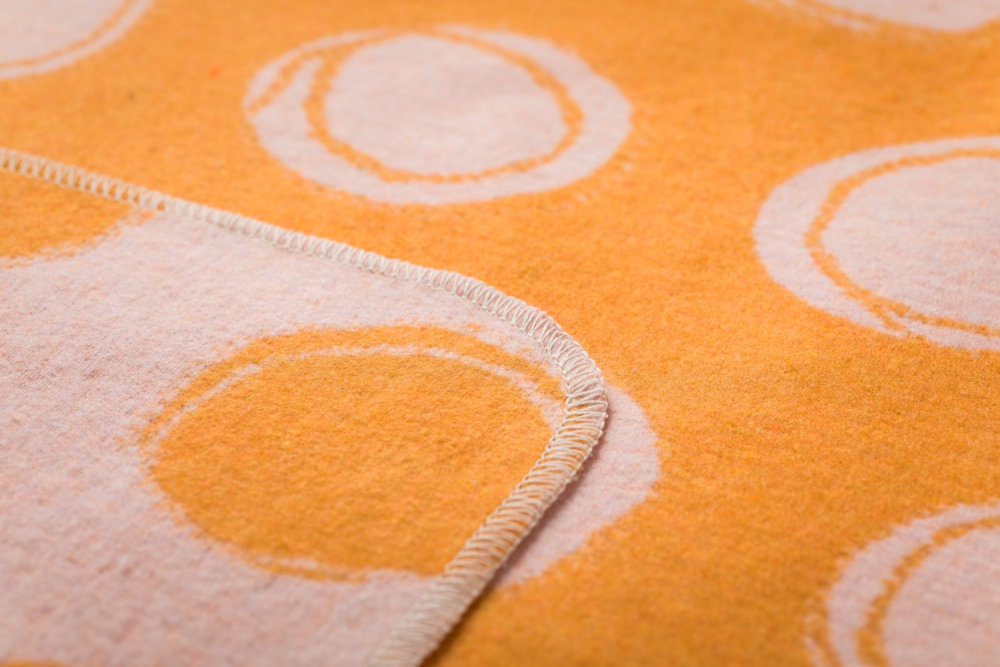 Preview: David Fussenegger Babydecke Juwel mit Stick 'Happy Faces' 70 x 90 cm Hellorange