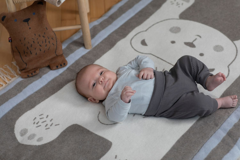 David Fussenegger Krabbeldecke gefüttert Juwel 'Bär' 120 x 120 cm Rauch- Beige