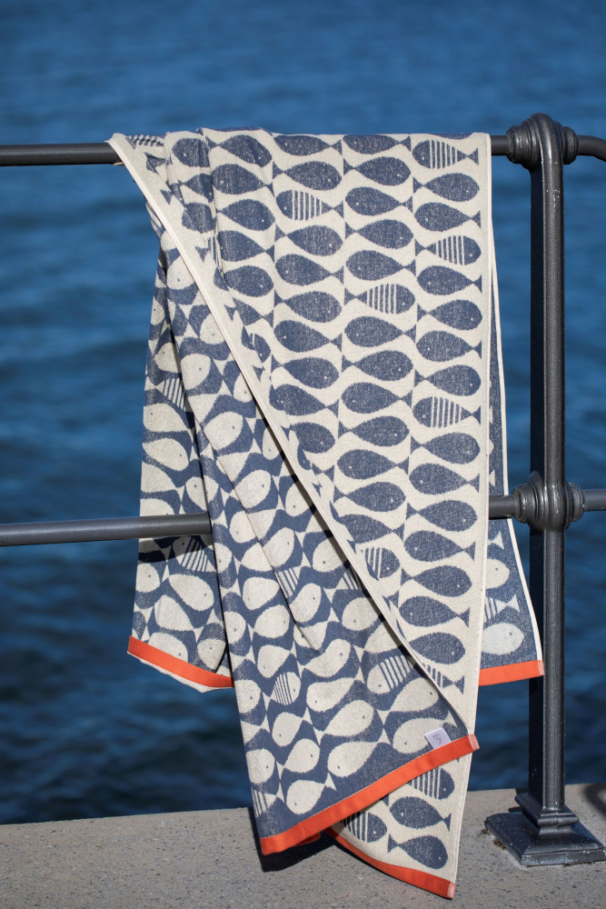 Preview: David Fussenegger Playa Frottee- Strandtuch 'Sardines' 140 x 180 cm Marine- Blau