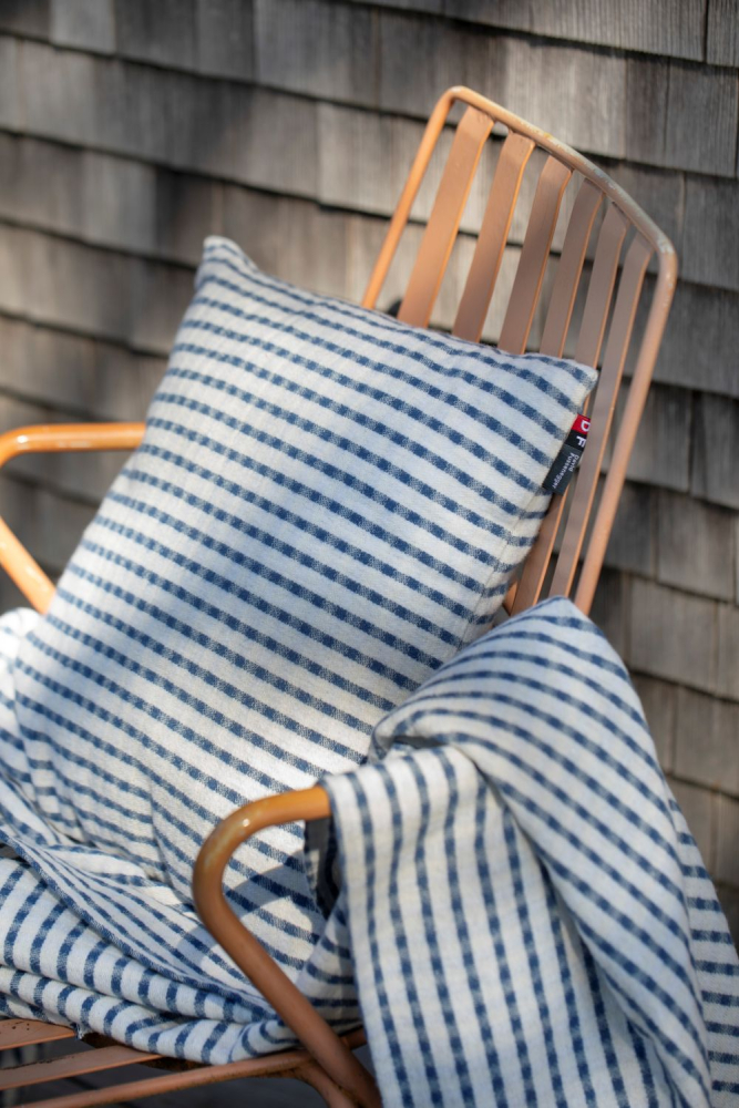 David Fussenegger Wohndecke Riva 'Streifen strukturiert' 140 x 180 cm Marine- Blau