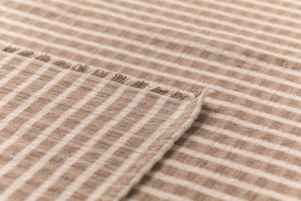 Preview: David Fussenegger Wohndecke Riva 'Streifen strukturiert' 140 x 180 cm Sand- Beige