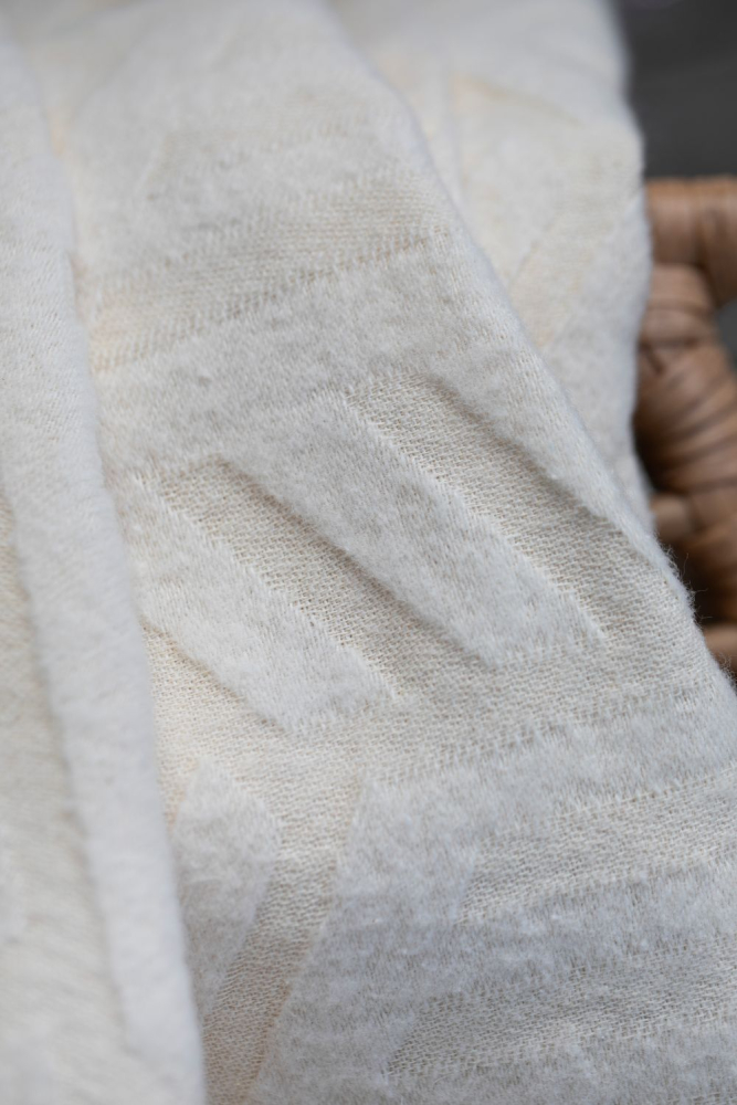 Preview: David Fussenegger Wohndecke Riva 'Hexaflow' 140 x 180 cm Rohweiß- Ecrue