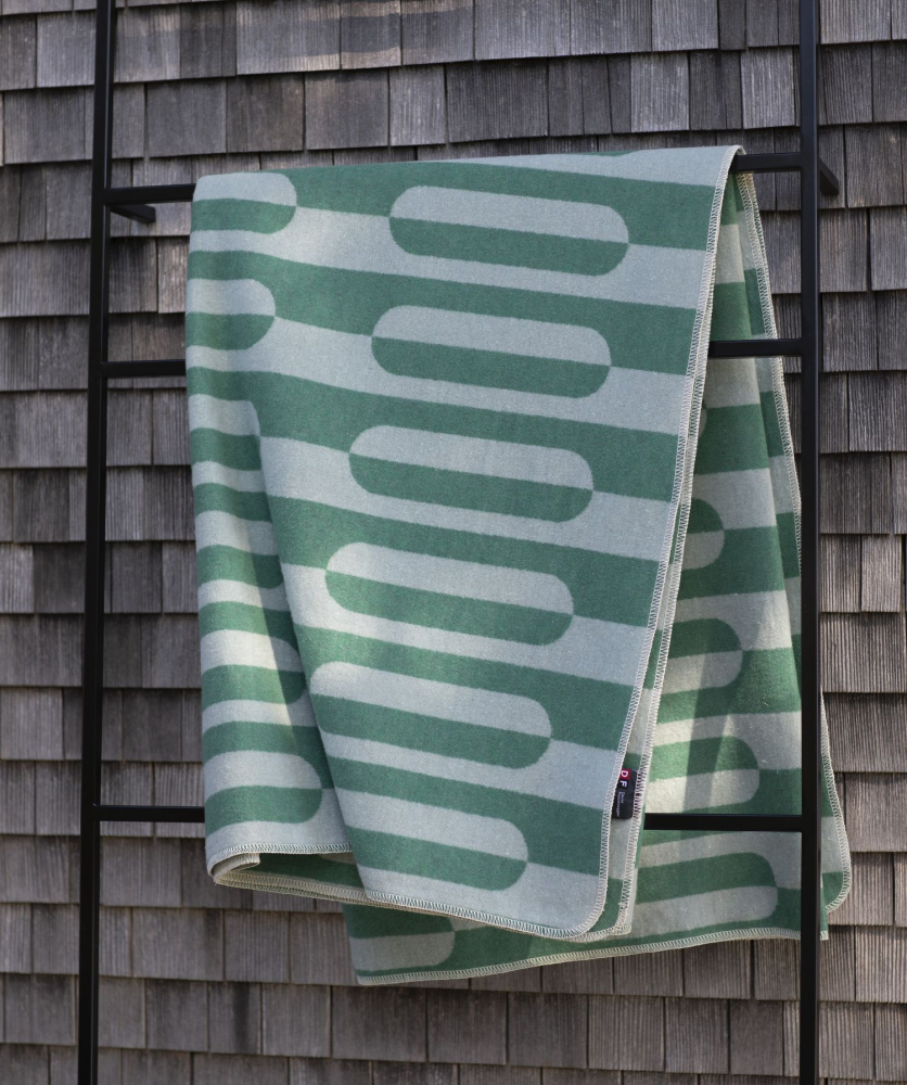 Preview: David Fussenegger Wohndecke Silvretta 'Ellipsa' 140 x 200 cm Tannengrün