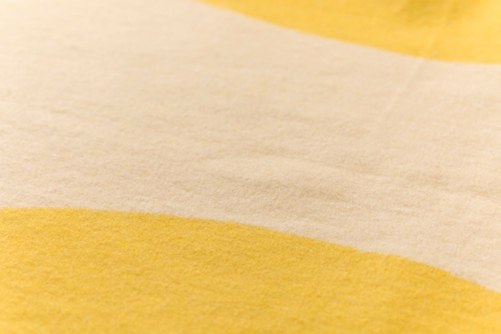 Preview: David Fussenegger Wohndecke Silvretta 'Retro Waves' 140 x 200 cm Hellgelb