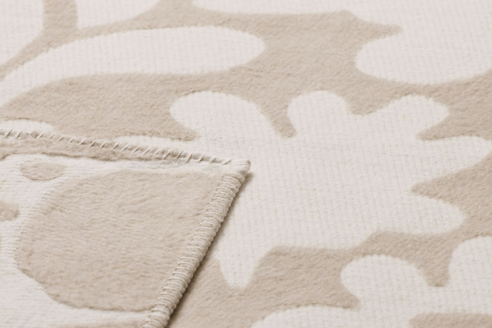 Preview: David Fussenegger Wohndecke Plaid Carla 'Flowers' 135 x 200 cm Zement- Beige