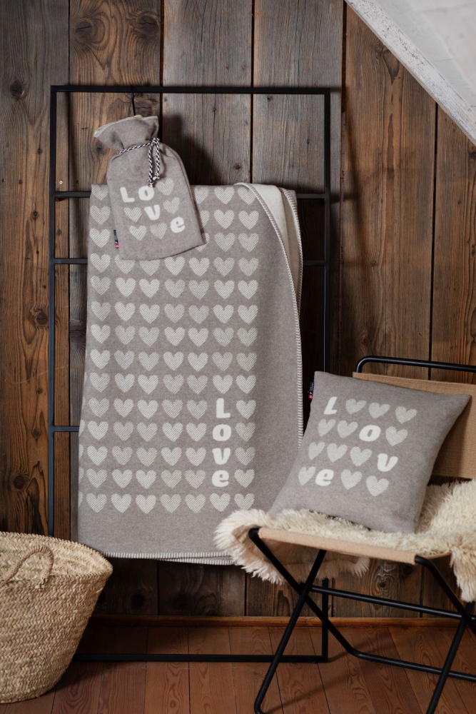 Preview: David Fussenegger Kissenhülle Silvretta 'Herzen/Love' 40 x 40 cm Rauch- Beige