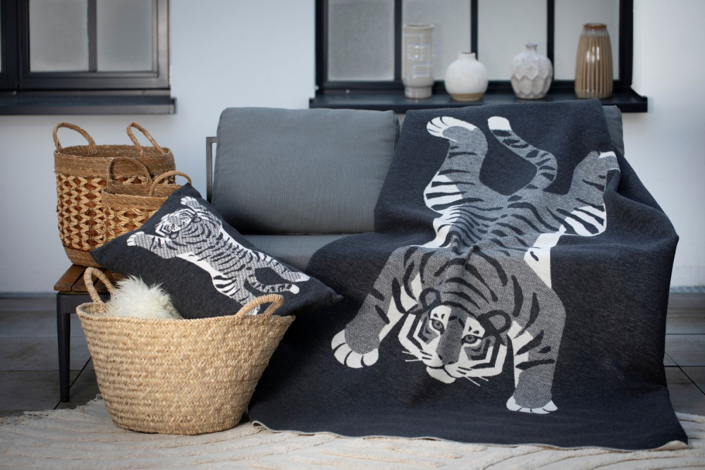 Preview: David Fussenegger Wohndecke Silvretta 'Tiger' 140 x 200 cm Anthrazit