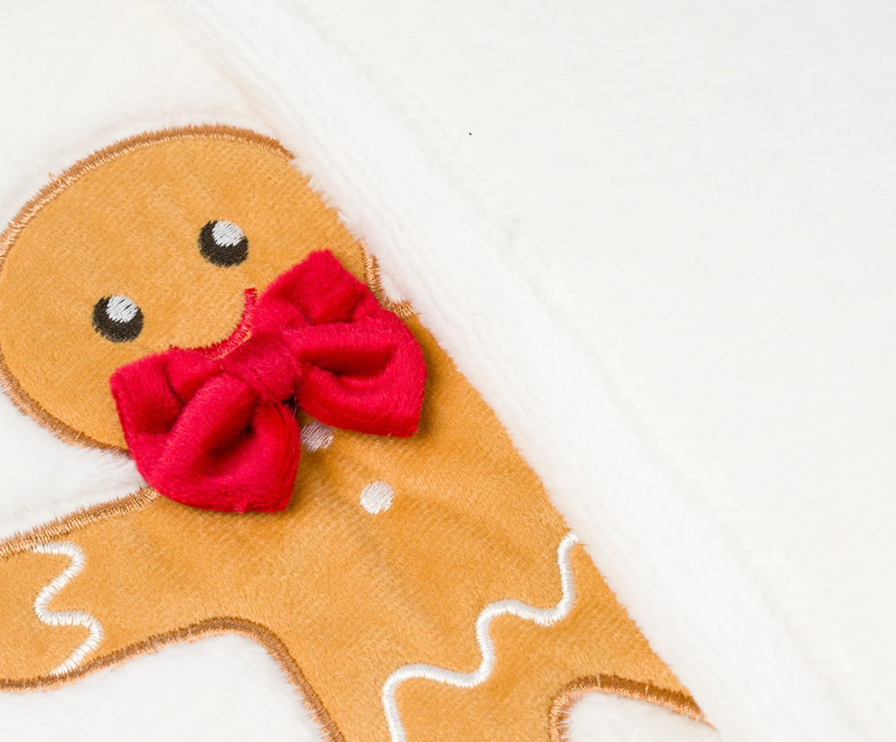 Preview: Gözze Kuscheldecke 'Lebkuchenfamilie' 150 x 200 cm Weiß