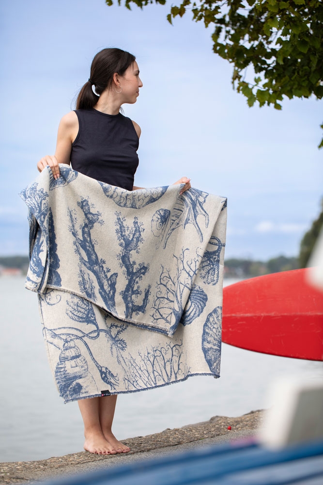 Preview: David Fussenegger Wohndecke Leinenmix Alba 'Submarine' 140 x 200 cm Marine - Blau