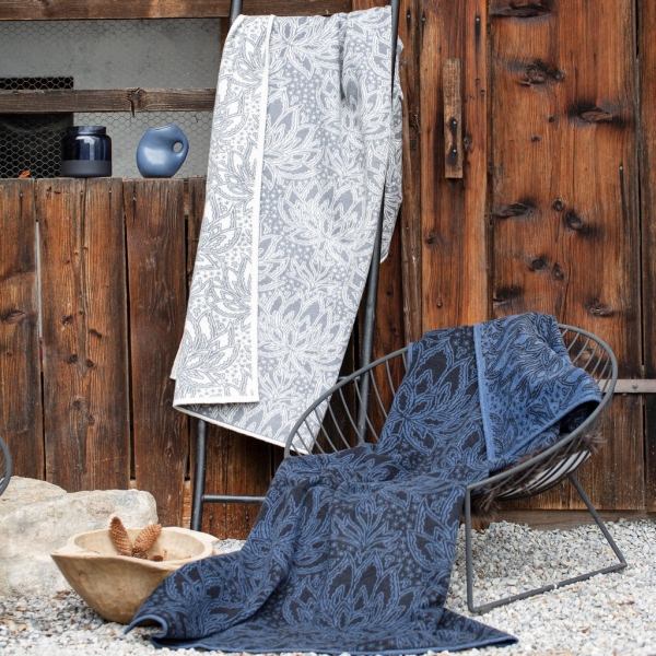 David Fussenegger Wohndecke Velvet 'Ornament' 135 x 200 cm Blau
