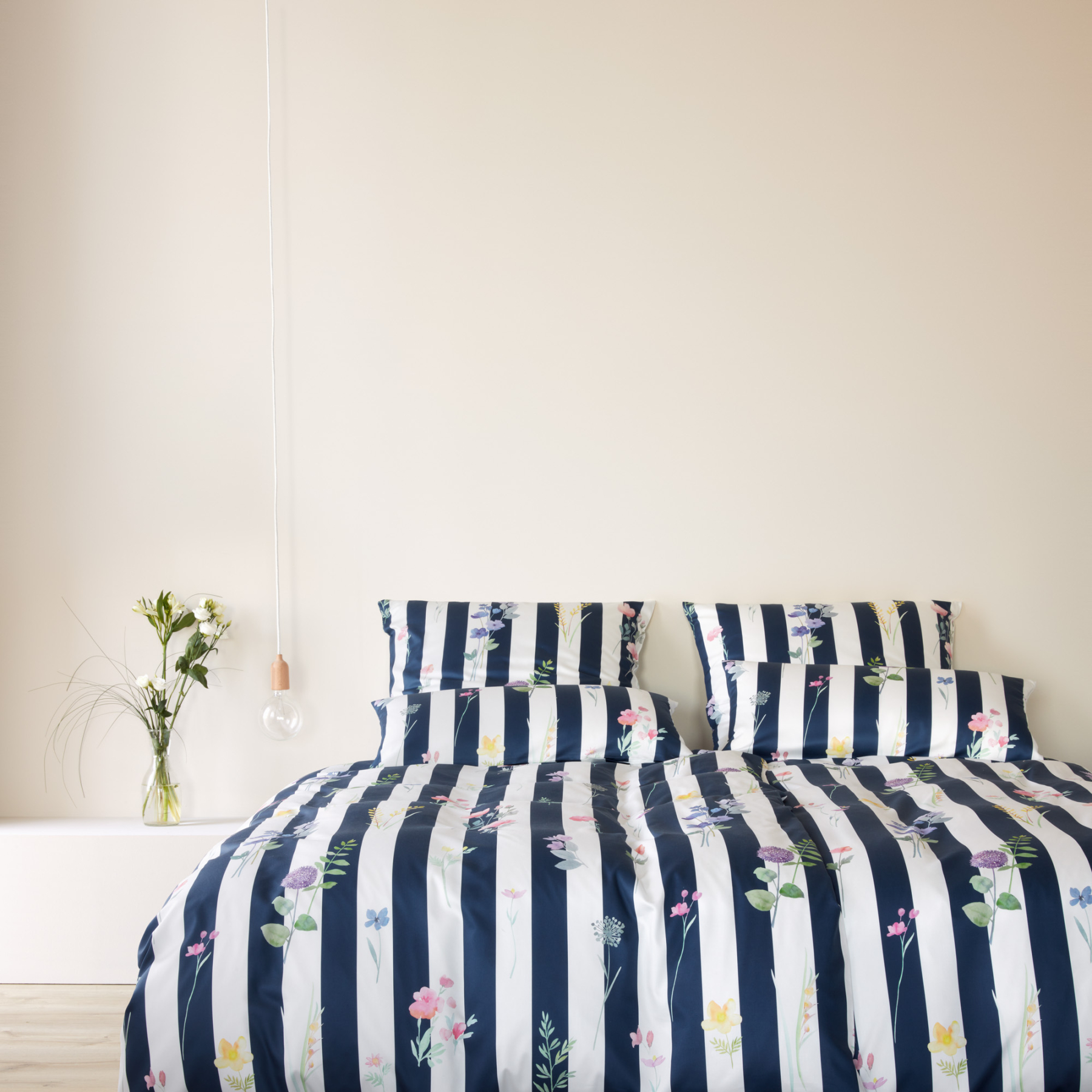 elegante Mako-Satin Bettwäsche 'Flowerstripe' 135 x 200 cm Marine