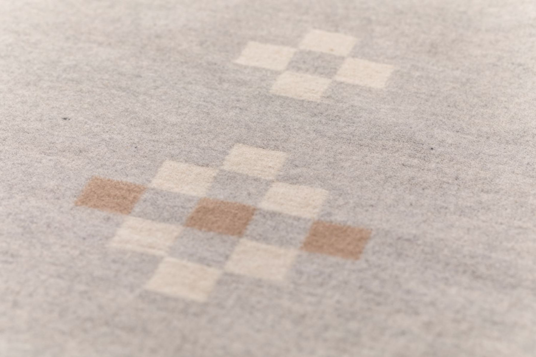 David Fussenegger Wohndecke Amber 'Quilt' 140 x 200 cm Filz - Hellgrau