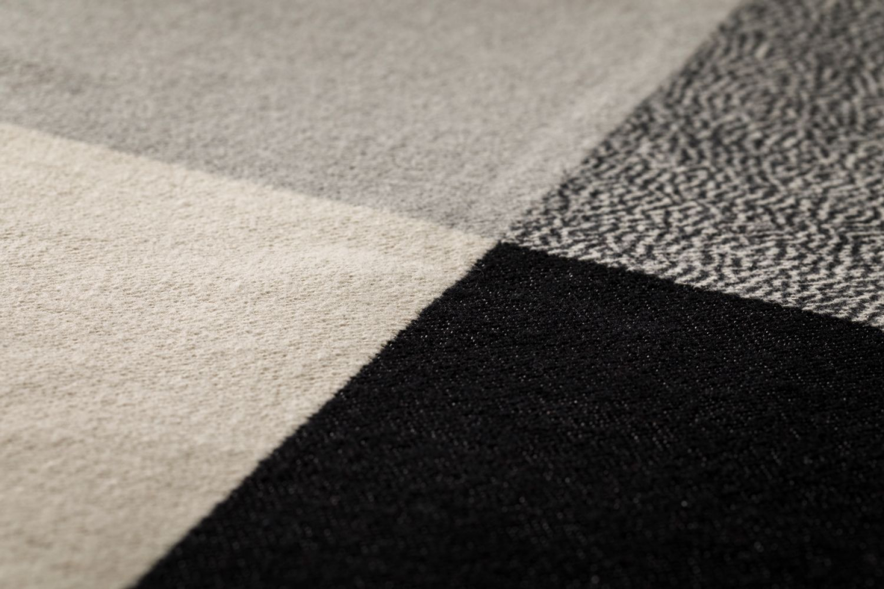 David Fussenegger Wohndecke Bett Divan Überwurf Nova 'colorblock' 145 x 220 cm Schwarz