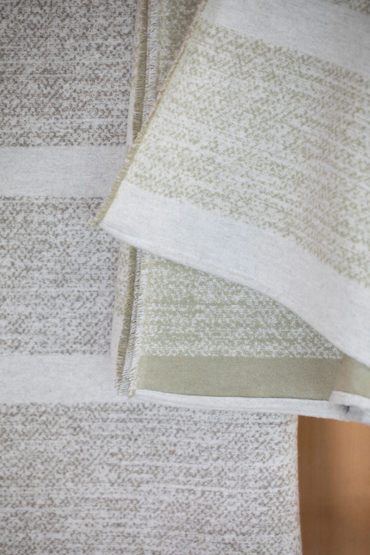 David Fussenegger Wohndecke Luca 'Struktur Streifen' 140 x 200 cm Rauch