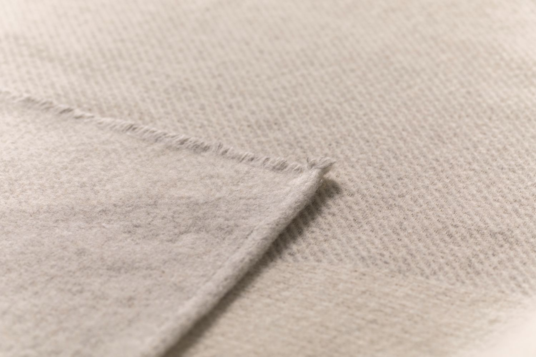 David Fussenegger Überwurf Wohndecke Luca 'Grafik' 220 x 240 cm Grau