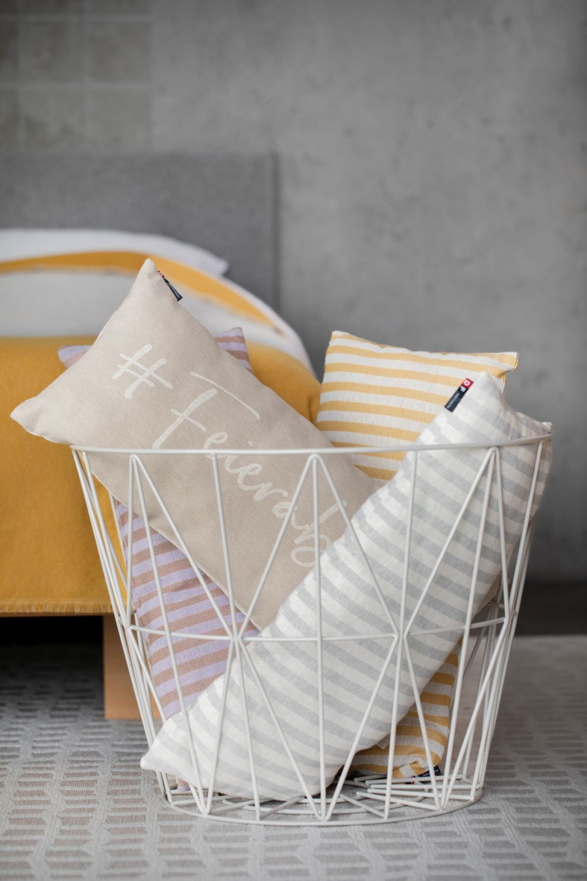 David Fussenegger Kissen gefüllt Havanna 'Streifen' 26 x 60 cm Filz- Hellgrau