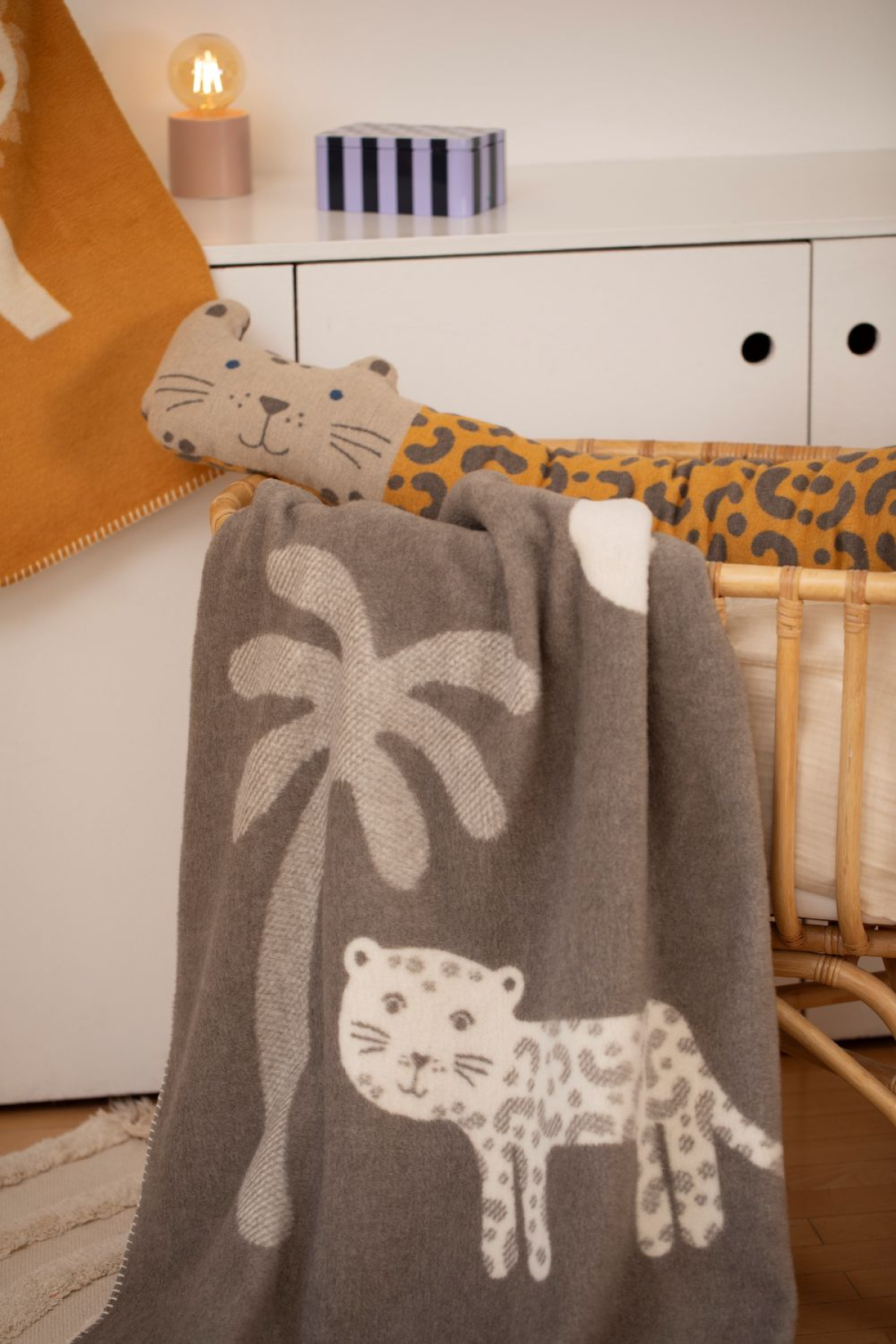 David Fussenegger Kinderdecke Mila 'Leo' 100 x 150 cm Rauch