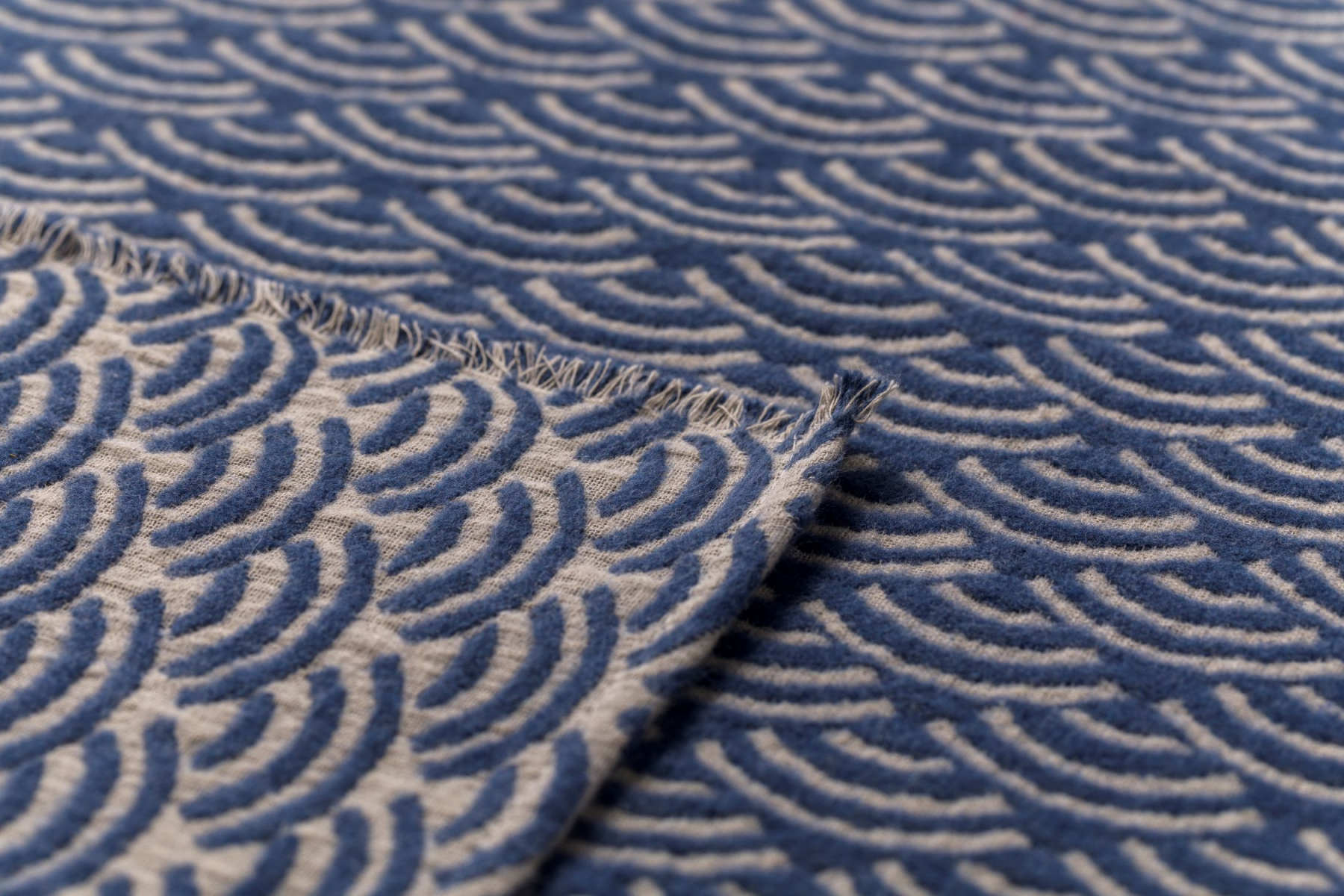 David Fussenegger Wohndecke Lino 'Mini Waves' 135 x 200 cm Marine- Blau