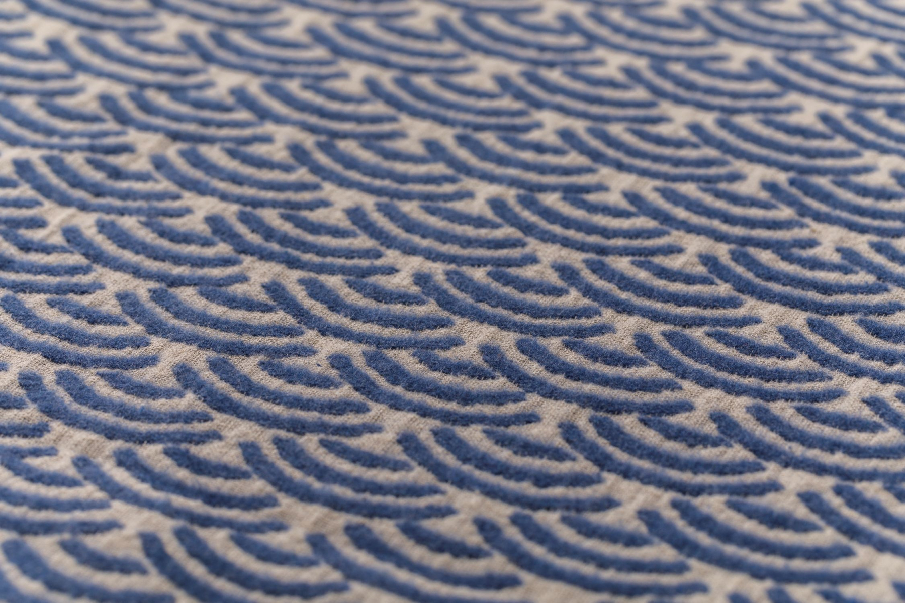 David Fussenegger Wohndecke Lino 'Mini Waves' 135 x 200 cm Marine- Blau