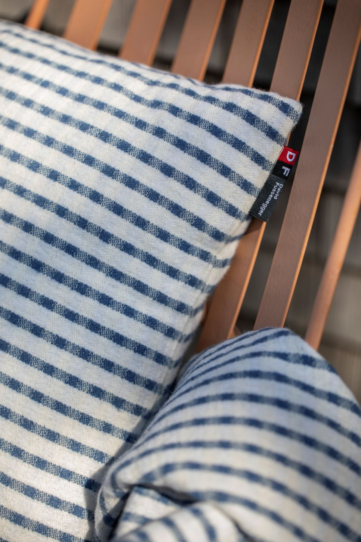 David Fussenegger Wohndecke Riva 'Streifen strukturiert' 140 x 180 cm Marine- Blau