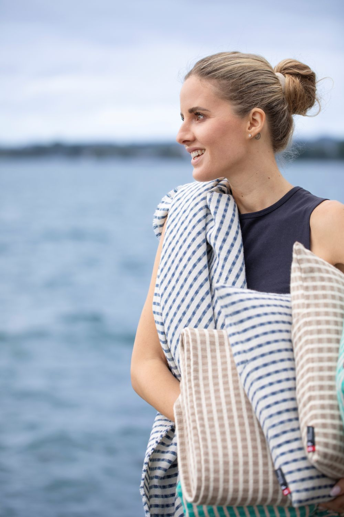 David Fussenegger Wohndecke Riva 'Streifen strukturiert' 140 x 180 cm Marine- Blau