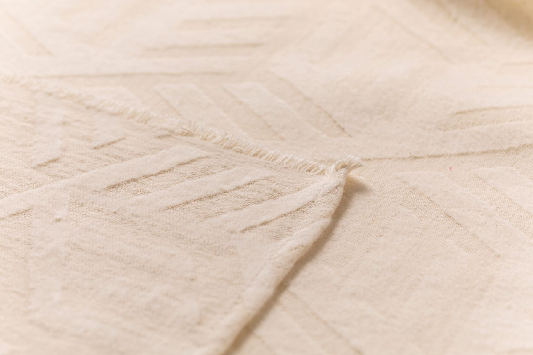 David Fussenegger Wohndecke Riva 'Hexaflow' 140 x 180 cm Rohweiß- Ecrue