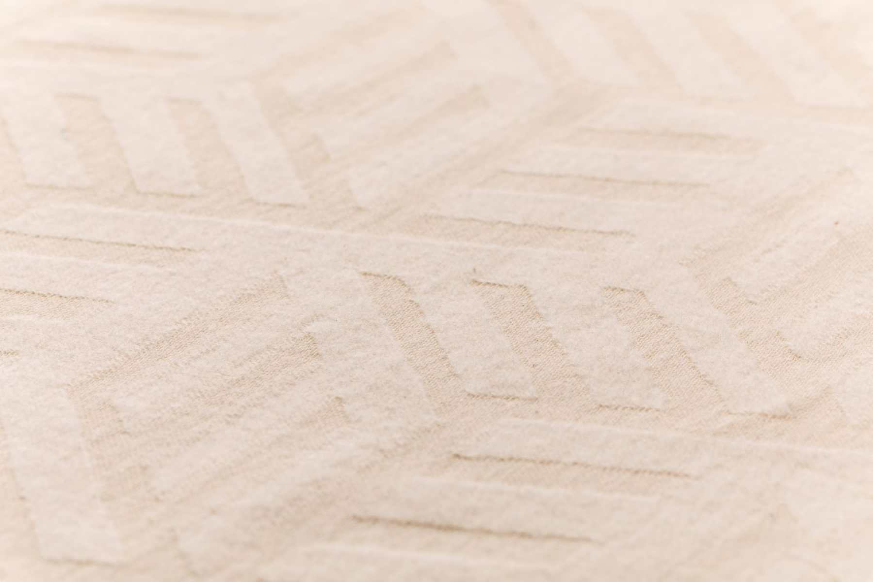 David Fussenegger Wohndecke Riva 'Hexaflow' 140 x 180 cm Rohweiß- Ecrue