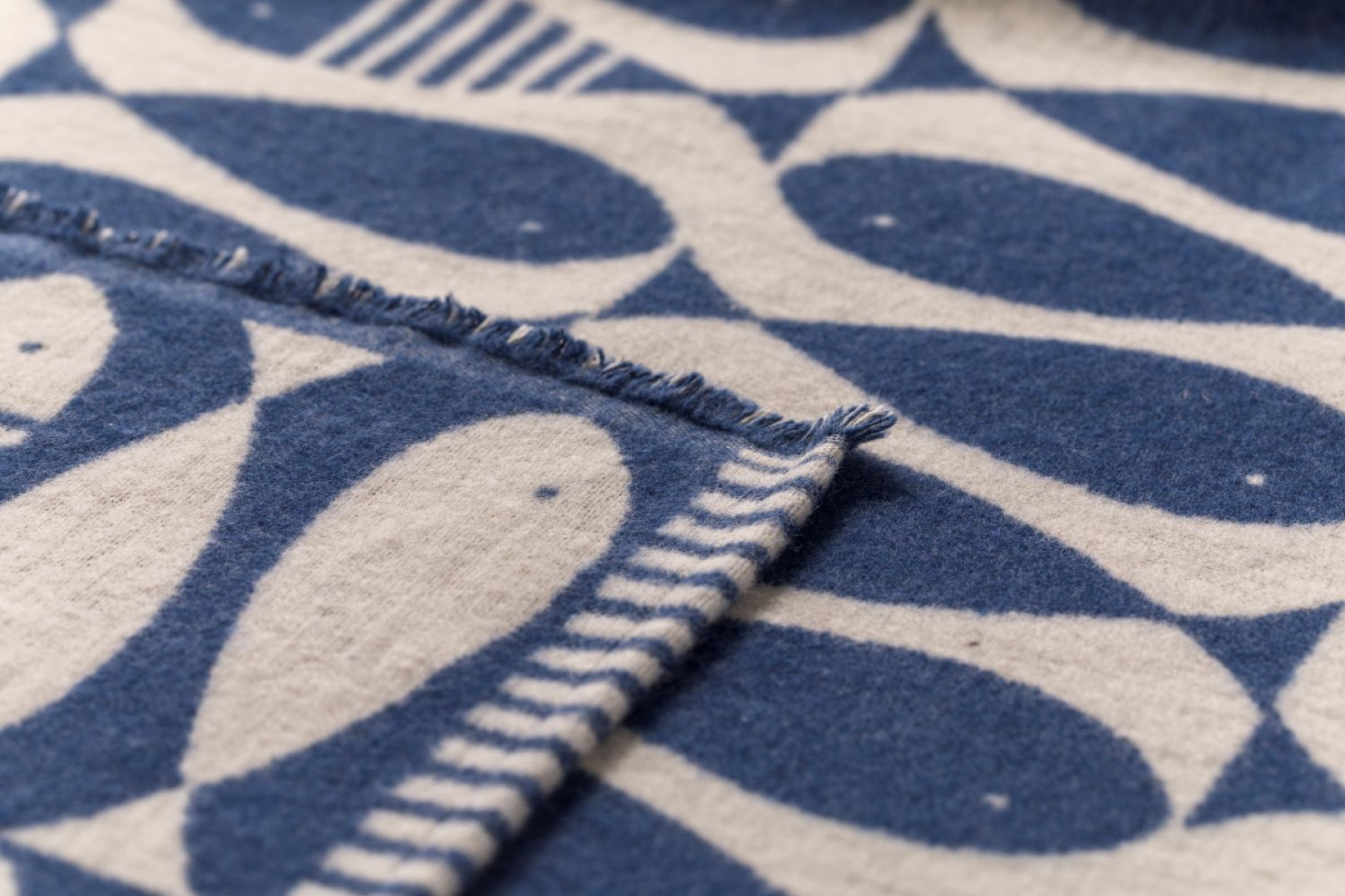 David Fussenegger Wohndecke Luca 'Sardines' 140 x 200 cm Marine- Blau