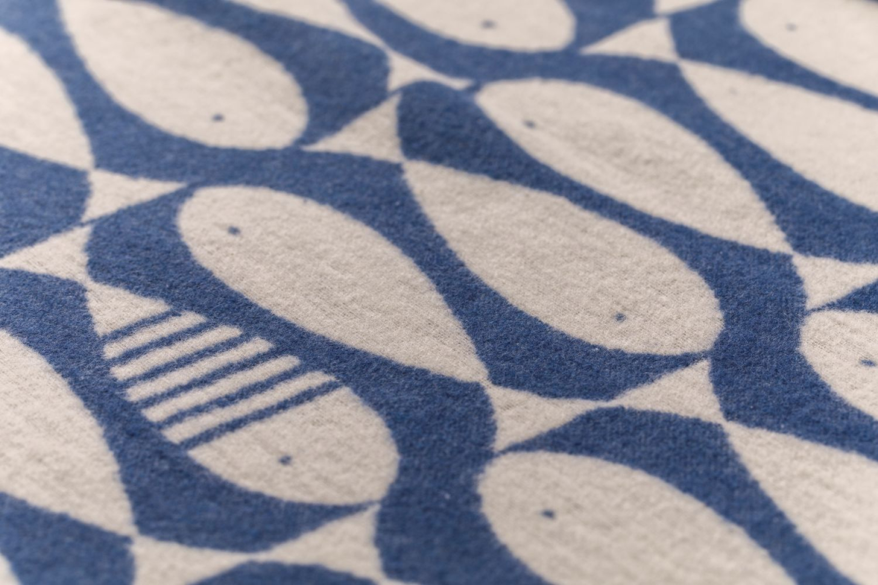 David Fussenegger Wohndecke Luca 'Sardines' 140 x 200 cm Marine- Blau