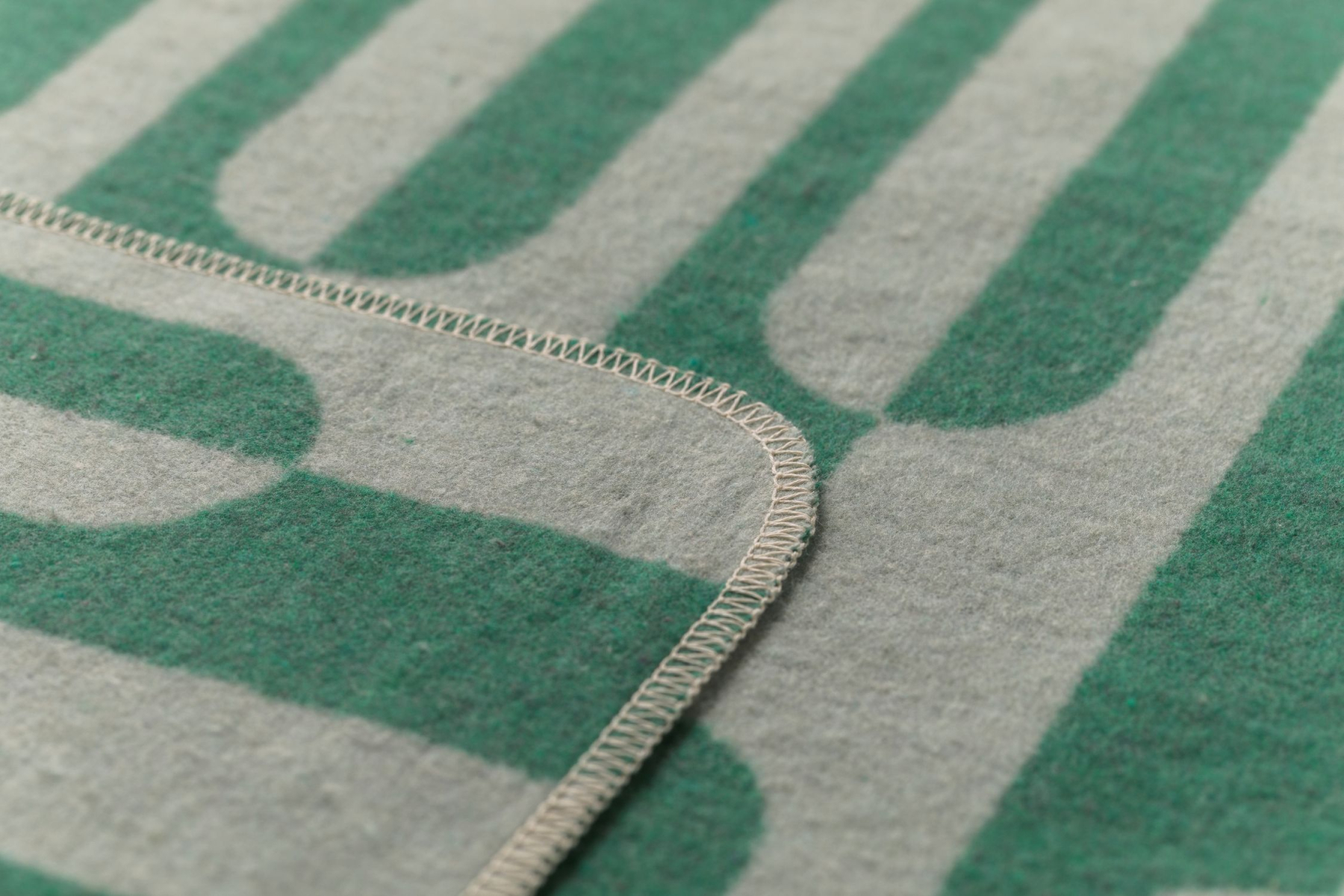 David Fussenegger Wohndecke Silvretta 'Ellipsa' 140 x 200 cm Tannengrün