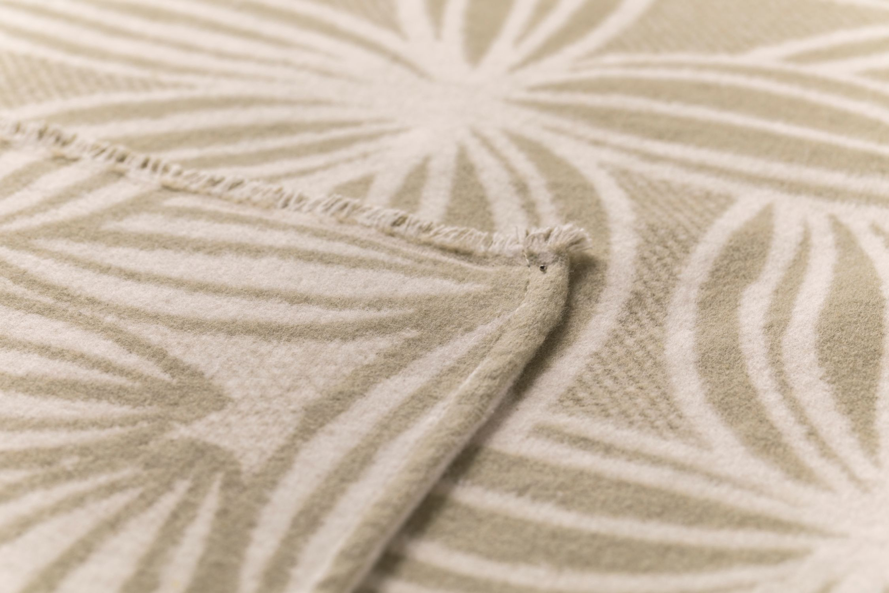 David Fussenegger Wohndecke Silvretta 'Linea Flora' 140 x 200 cm Salbei- Grün