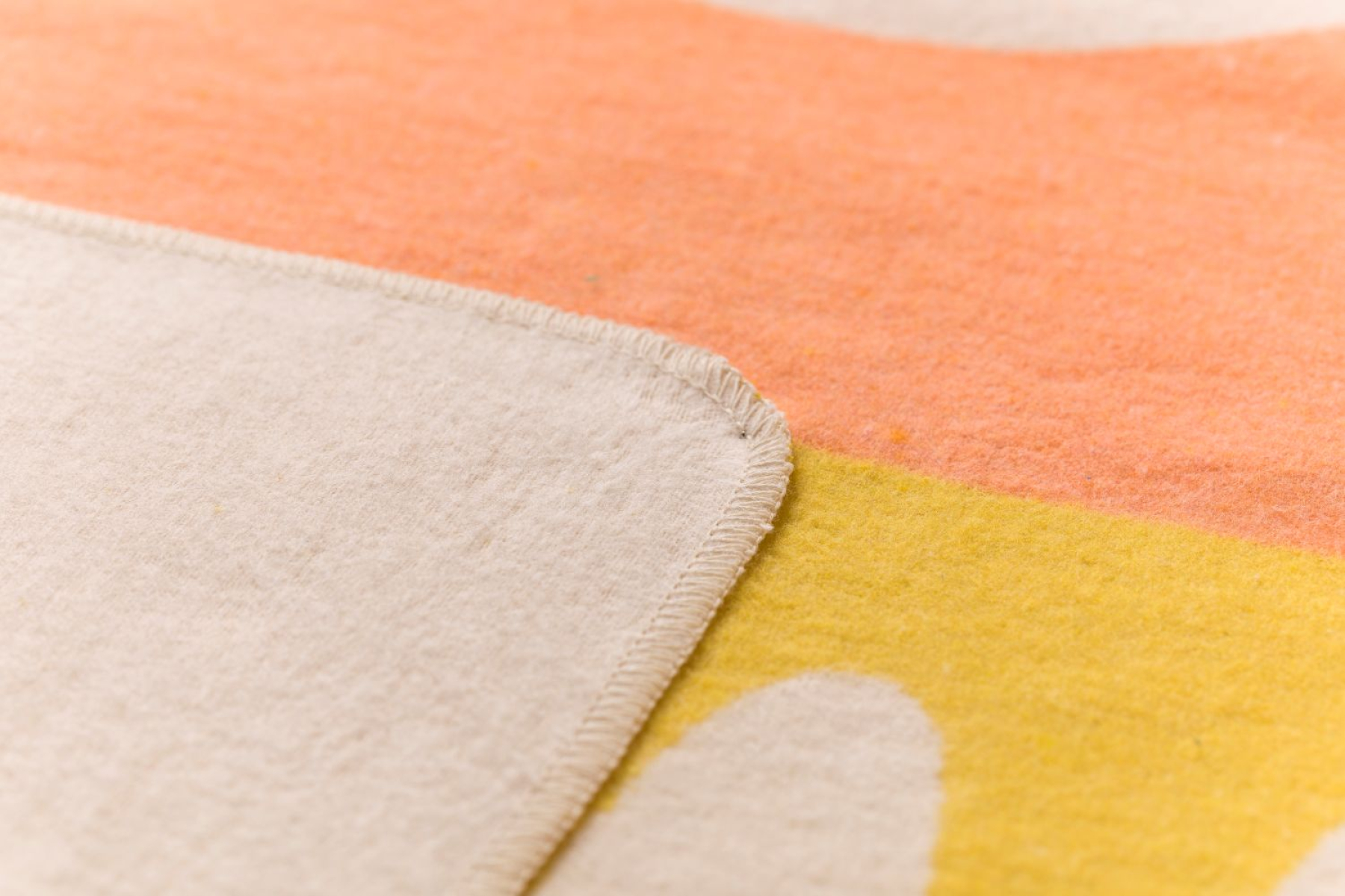 David Fussenegger Wohndecke Silvretta 'follow the sun' 140 x 200 cm Rohweiß