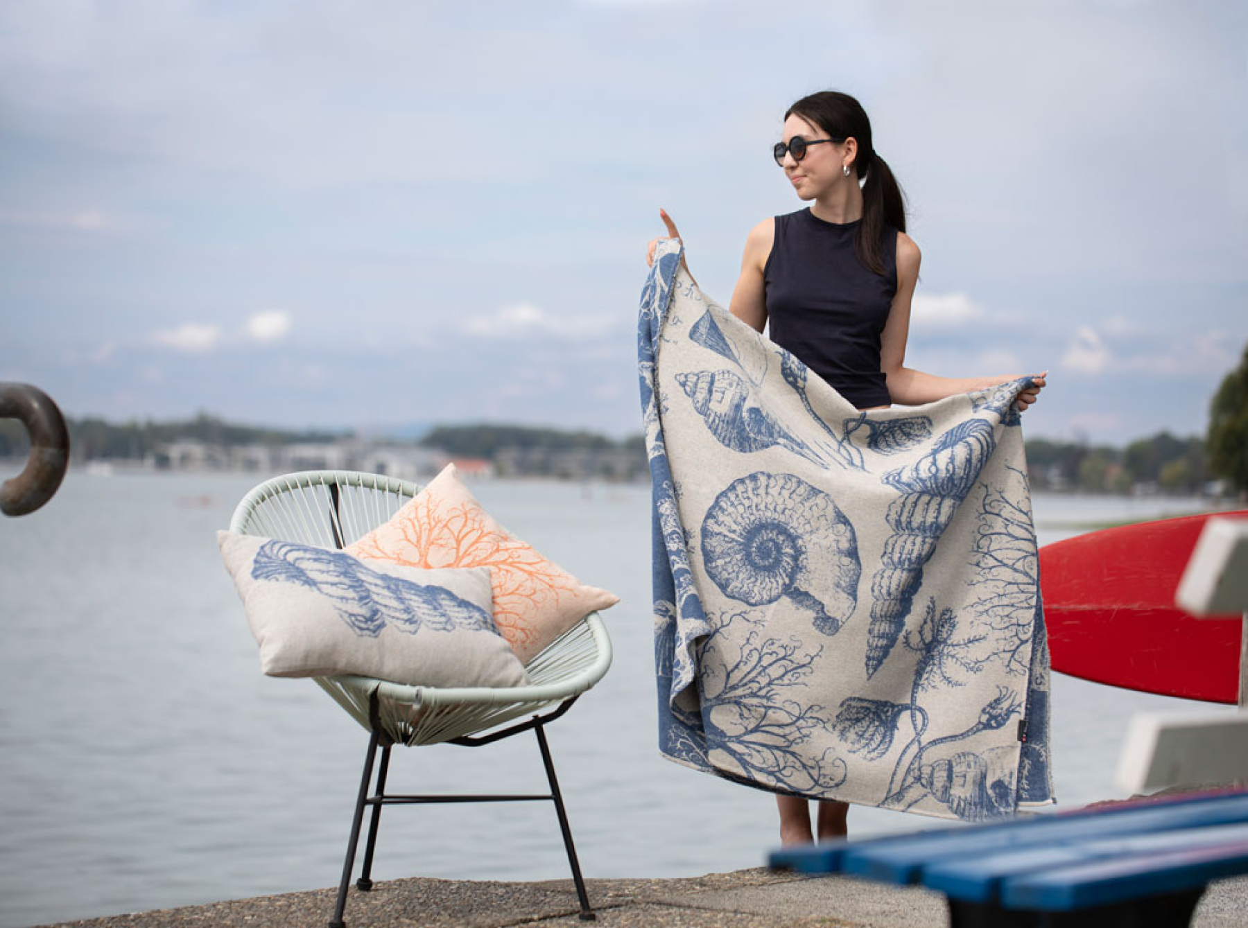 David Fussenegger Kissenhülle Alba 'Schnecke' 40 x 60 cm Marine- Blau