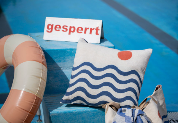 David Fussenegger Kissenhülle Nova 'Wellen' 50 x 50 cm Marine- Blau